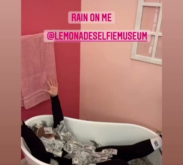 lemonade-selfie-museum-photo